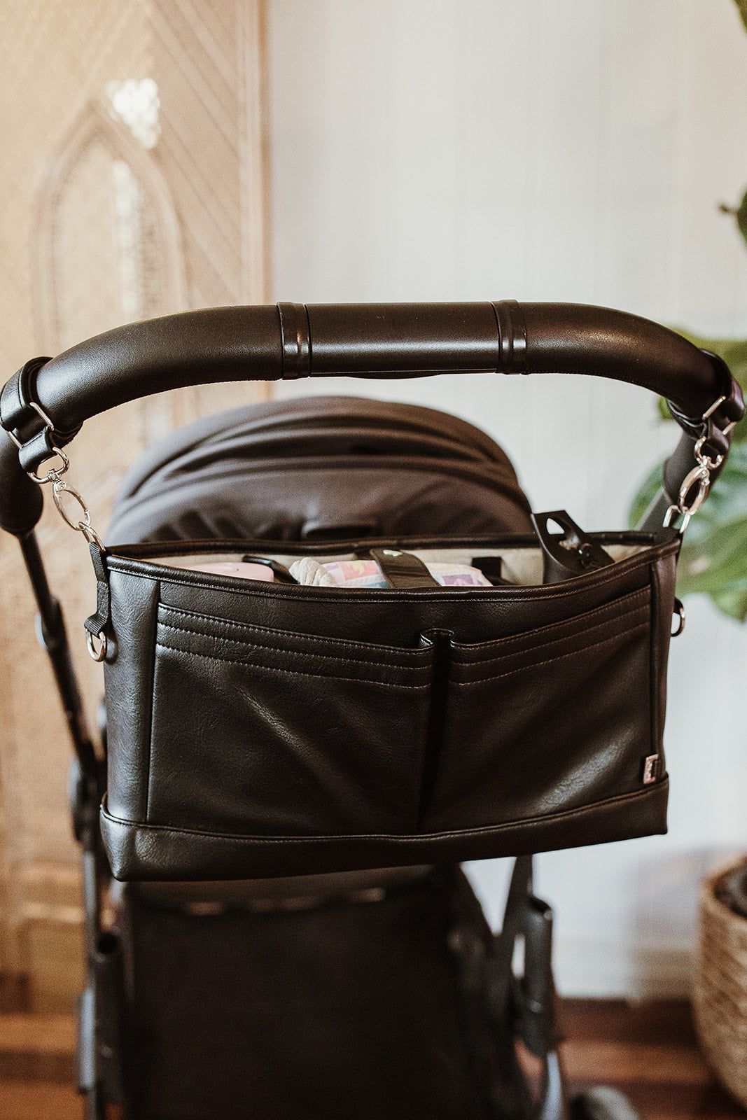 Oioi Signature Pram Caddy Vegan Leather (black)