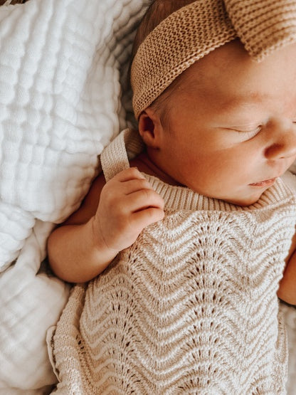 3 Little Crowns Textured Knit Topknot (coco)