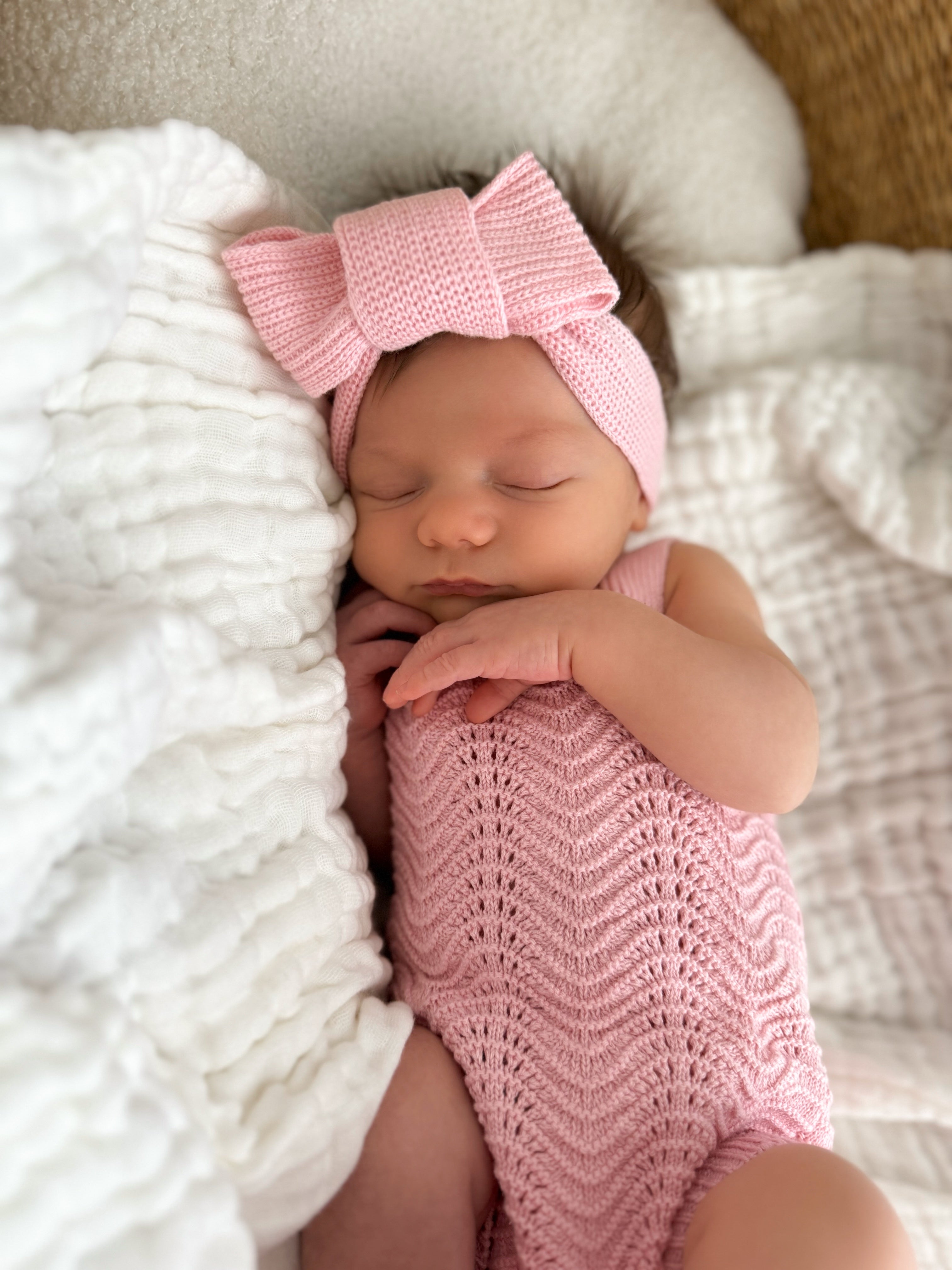 3 Little Crowns Textured Knit Topknot (pink)