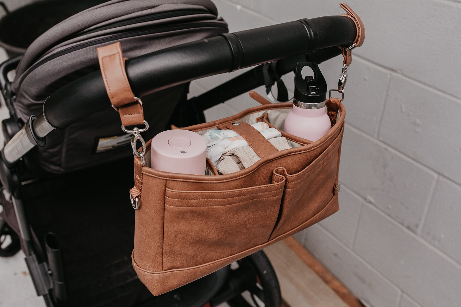 Oioi Signature Pram Caddy Vegan Leather (tan)