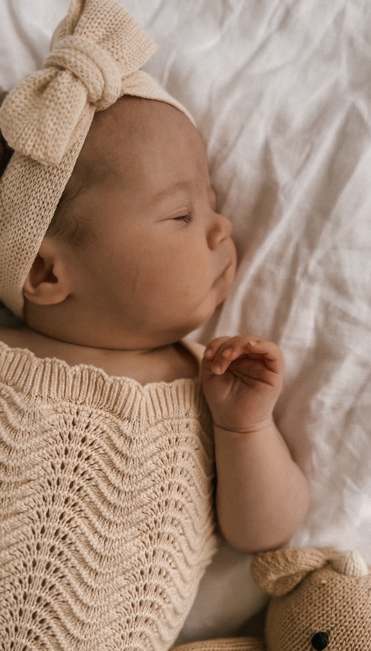 3 Little Crowns Textured Knit Topknot (oat)